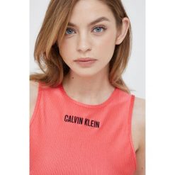 Calvin Klein top damski kolor pomarańczowy. Brązowe topy Calvin Klein, l, bez wzorów, z dzianiny, bez kołnierzyka, bez ramiączek. W wyprzedaży za 142.99 zł.
