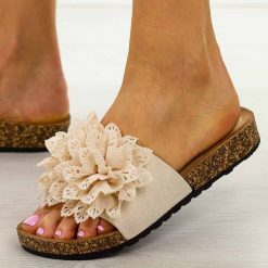 Beżowe klapki damskie Potocki 17301. Brązowe klapki POTOCKI, z aplikacjami, z jeansu, eleganckie, bez obcasa, na płaskiej podeszwie, bez zapięcia. Za 89.00 zł.
