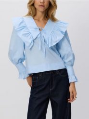 Bluzka z ozdobnym kołnierzem - jasnoniebieski. Niebieskie bluzki Reserved, l, bez wzorów, z bawełny, bez kołnierzyka, bez ramiączek. Za 139.99 zł.