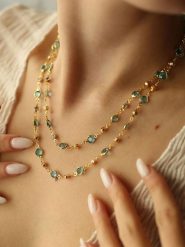 Pierres de Jade Pozłacany naszyjnik z elementami ozdobnymi - dł. 50 cm rozmiar: onesize. Niebieskie naszyjniki Pierres de Jade, z materiału, z kryształem, pozłacane. Za 79.03 zł.