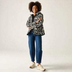 Damska wodoodporna kurtka z kapturem Bayletta. Brązowe kurtki Regatta, bez wzorów, z poliesteru, z kapturem. W wyprzedaży za 229.99 zł.