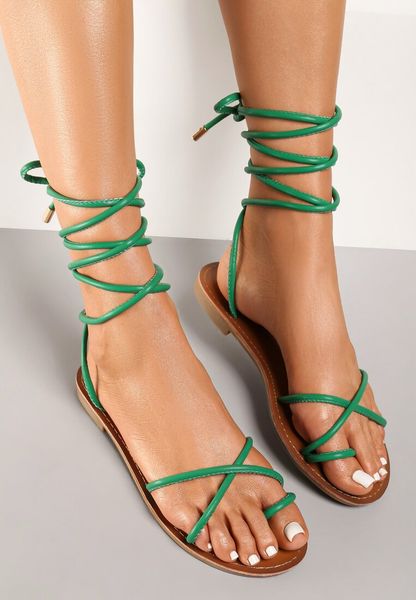 Zielone Sandały Chryselle. Zielone sandały Renee, bez wzorów, ze skóry, z otwartym noskiem, bez obcasa, na płaskiej podeszwie, bez zapięcia. Za 69.99 zł.