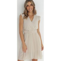 Jasnobeżowa Sukienka Geving. Brązowe sukienki Born2be, na imprezę, s, bez wzorów, z tkaniny, retro, bez kołnierzyka, bez ramiączek, mini, kopertowe. W wyprzedaży za 71.99 zł.