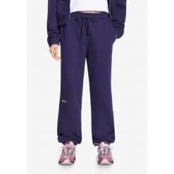 Spodnie dresowe damskie Prosto Cut. Niebieskie spodnie dresowe Prosto., bez wzorów, z dresówki, długie. W wyprzedaży za 233.99 zł.