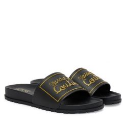 Klapki Versace Jeans Couture. Czarne klapki Versace Jeans Couture, bez wzorów, z jeansu, bez obcasa, bez zapięcia. Za 389.99 zł.