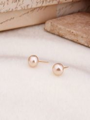 Pierres delicates Pozłacane kolczyki-wkrętki z perłami rozmiar: onesize. Brązowe kolczyki Pierres delicates, z perłą, pozłacane. Za 26.99 zł.