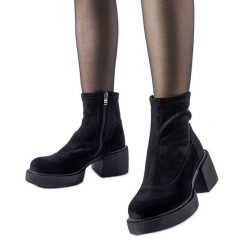 Czarne ocieplane botki na masywnym klocku. Czarne botki bez wzorów, z jeansu, eleganckie, z okrągłym noskiem, bez obcasa, bez zapięcia. Za 341.09 zł.