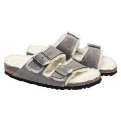Zamszowe Klapki Unisex Dla Dorosłych Arizona. Szare klapki Birkenstock, bez wzorów, z materiału, z otwartym noskiem, bez obcasa, bez zapięcia. Za 569.00 zł.