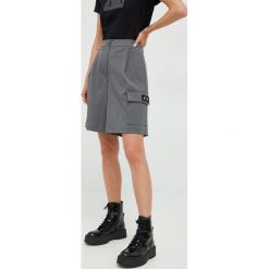 Armani Exchange szorty damskie kolor szary gładkie high waist. Szare szorty Armani Exchange, bez wzorów, z tkaniny. W wyprzedaży za 459.99 zł.