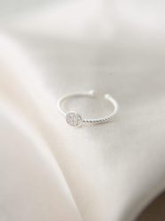 Lodie Silver Srebrny pierścionek z cyrkoniami rozmiar: onesize. Szare pierścionki Lodie Silver, z cyrkonią, srebrne. Za 50.95 zł.