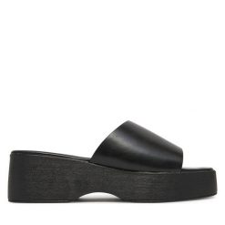 Klapki DeeZee. Czarne klapki DeeZee, bez wzorów, bez obcasa, bez zapięcia. Za 119.99 zł.