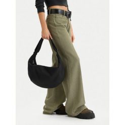 Torebka Guess Jeans. Czarne torebki klasyczne Guess Jeans, z aplikacjami, z jeansu, klasyczne, bez dodatków. Za 199.99 zł.