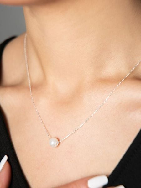 Heliophilia Srebrny naszyjnik - dł. 43 cm rozmiar: onesize. Szare naszyjniki Heliophilia, z materiału, z perłą, srebrne. Za 78.47 zł.