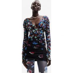 Desigual sukienka kolor czarny mini dopasowana. Czarne sukienki Desigual, l, bez wzorów, z tkaniny, bez kołnierzyka, bez ramiączek, maxi, dopasowane. W wyprzedaży za 384.99 zł.