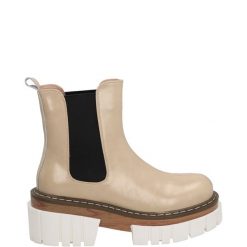 LAKIEROWANE BOTKI 49C342 BEIGE. Brązowe botki Venezia, bez wzorów, z lakierowanej skóry, bez obcasa, bez zapięcia. Za 259.00 zł.