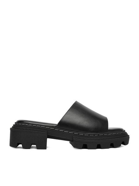 DeeZee Klapki CEO-H3T9820-5 Czarny. Czarne klapki DeeZee, bez wzorów, ze skóry, bez obcasa, bez zapięcia. Za 129.99 zł.