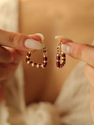 Pierres delicates Pozłacane kolczyki-kreole z masą perłową rozmiar: onesize. Czerwone kolczyki Pierres delicates, z perłą, pozłacane. Za 52.99 zł.