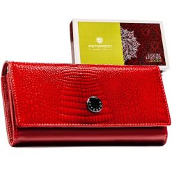 Czerwony portfel damski ze skóry naturalnej z tłoczeniem na wzór skóry krokodyla - Peterson. Czerwone portfele Peterson, bez wzorów, ze skóry. Za 109.99 zł.