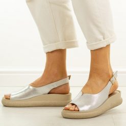 Srebrne skórzane sandały damskie na platformie Filippo Ds7581/26. Szare sandały Filippo, bez wzorów, z materiału, boho, bez obcasa, na platformie, bez zapięcia. Za 229.00 zł.