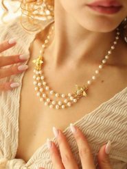 Pierres de Jade Pozłacany naszyjnik z elementami ozdobnymi - dł. 50 cm rozmiar: onesize. Białe naszyjniki Pierres de Jade, z materiału, z perłą, pozłacane. Za 130.99 zł.