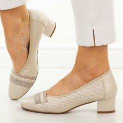 Beżowe czółenka damskie na obcasie Potocki 12792. Brązowe czółenka POTOCKI, na jesień, w ażurowe wzory, z materiału, biznesowe, z okrągłym noskiem, bez obcasa, na obcasie, bez zapięcia. Za 189.00 zł.