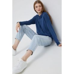 United Colors of Benetton sweter damski kolor granatowy lekki. Niebieskie swetry United Colors Of Benetton, l, bez wzorów, bez ramiączek. W wyprzedaży za 249.99 zł.