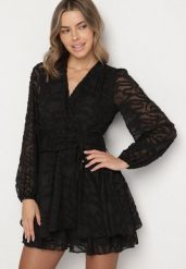 Czarna Siateczkowa Sukienka o Rozkloszowanym Kroju Zdobiona Tłoczeniem Zenesava. Czarne sukienki Born2be, na co dzień, l, z aplikacjami, z poliesteru, eleganckie, bez kołnierzyka, bez ramiączek, mini, rozkloszowane. Za 159.99 zł.