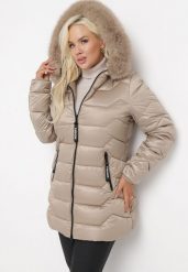 Beżowa Kurtka z Kapturem i Sztucznym Futerkiem Zapinana na Suwak Caitin. Brązowe kurtki Born2be, xl, bez wzorów, z futra, z kapturem. Za 209.99 zł.