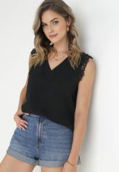 Czarna Bluzka Top z Ażurową Falbanką Wokół Ramion z Tkaniny Plumeti Vinda. Czarne topy Born2be, m, w ażurowe wzory, z koronki, bez kołnierzyka, bez ramiączek. W wyprzedaży za 46.74 zł.