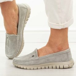 Szare ażurowe skórzane mokasyny damskie Vinceza 95413. Szare mokasyny VINCEZA, z aplikacjami, z jeansu, z okrągłym noskiem. W wyprzedaży za 175.12 zł.