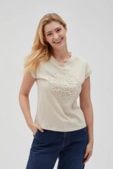 Bawełniana bluzka z aplikacją beżowa. Brązowe bluzki MOODO, l, z aplikacjami, z bawełny, bez kołnierzyka, bez ramiączek. Za 59.99 zł.