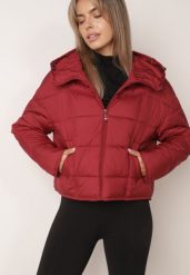 Bordowa Pikowana Kurtka na Sezon Przejściowy Puffer z Kapturem i Kołnierzem Alaile. Czerwone kurtki Born2be, l, bez wzorów, z dzianiny, casualowe, z kapturem. Za 179.99 zł.