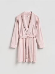 Miękki szlafrok z paskiem - pastelowy róż. Czerwone szlafroki damskie Reserved, l, bez wzorów, z dzianiny, bez ramiączek. Za 129.99 zł.