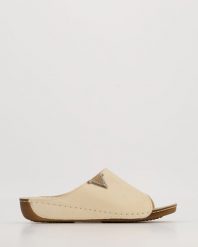 BEŻOWE KLAPKI DAMSKIE BKL22-301 BEIGE. Brązowe klapki Venezia, bez wzorów, ze skóry, bez obcasa, bez zapięcia. Za 159.00 zł.