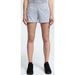 Spodenki dresowe damskie SKDD001 - chłodny jasny szary. Szorty marki 4f. W wyprzedaży za 49.99 zł.
