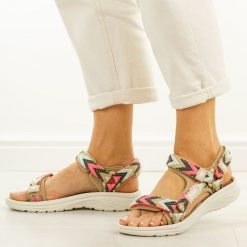 Beżowo fuksjowe sandały damskie Lee Cooper 4429. Brązowe sandały Lee Cooper, bez wzorów, z tkaniny, casualowe, bez obcasa, na płaskiej podeszwie, bez zapięcia. Za 139.00 zł.