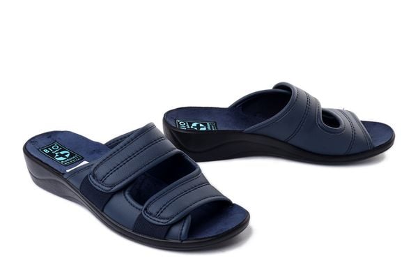Adanex 30277 SIK17YN granatowy, klapki damskie. Niebieskie klapki Adanex, bez wzorów, bez obcasa, na koturnie, bez zapięcia. Za 113.90 zł.