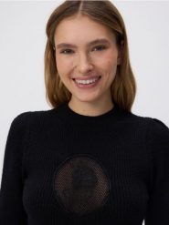 Sweter w prążek z haftem - czarny. Czarne swetry Reserved, l, bez wzorów, z dzianiny, bez ramiączek. W wyprzedaży za 99.99 zł.