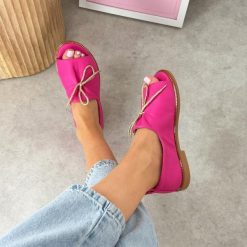 Fuksja Polskie sandały damskie Suzana Mal. Czerwone sandały Suzana, z aplikacjami, ze skóry, eleganckie, bez obcasa, na płaskiej podeszwie, bez zapięcia. W wyprzedaży za 197.10 zł.