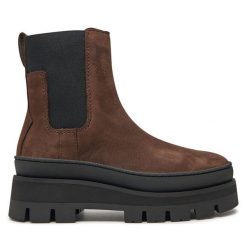 Sztyblety Clarks. Brązowe botki Clarks, bez wzorów, bez obcasa, na płaskiej podeszwie, bez zapięcia. Za 819.99 zł.