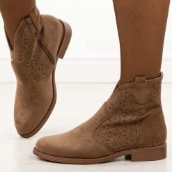 Coffee jesienne zamszowe ażurowe botki damskie S.Barski 52-532. Botki S.BARSKI, w ażurowe wzory, z jeansu, eleganckie, z okrągłym noskiem, bez obcasa, na płaskiej podeszwie, bez zapięcia. Za 219.00 zł.