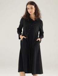 CZARNA SUKIENKA MIDI. Czarne sukienki Unisono, s, bez wzorów, z tkaniny, bez kołnierzyka, bez ramiączek, midi, rozkloszowane. Za 419.00 zł.