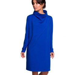 Sukienka dresowa oversize trapezowa z wysokim kołnierzem niebieska. Niebieskie sukienki Be, na co dzień, l, bez wzorów, z bawełny, bez kołnierzyka, bez ramiączek, oversize. Za 229.00 zł.