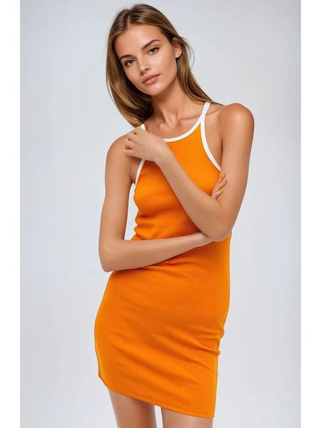 Monki Sukienka w kolorze pomarańczowym rozmiar: M. Pomarańczowe sukienki Monki, m, bez wzorów, bez kołnierzyka, bez ramiączek, mini. Za 39.99 zł.