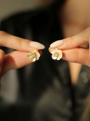 Pierres delicates Pozłacane kolczyki-wkrętki z cyrkoniami rozmiar: onesize. Brązowe kolczyki Pierres delicates, z cyrkonią, pozłacane. Za 95.69 zł.