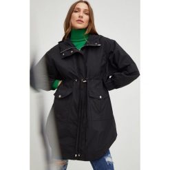 Answear Lab parka damska kolor czarny przejściowa oversize. Czarne płaszcze Answear Lab, l, bez wzorów, bez kaptura. Za 329.99 zł.