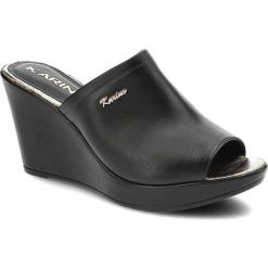Czarne Klapki Karino Eleganckie Buty Na Koturnie. Czarne klapki Karino, bez wzorów, eleganckie, bez obcasa, na koturnie, bez zapięcia. Za 299.00 zł.