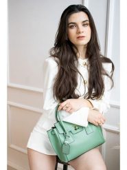 Victor & Hugo Paris Skórzana torebka "Jeny" w kolorze zielonym - 25 x 19 x 7 cm rozmiar: onesize. Zielone torebki klasyczne Victor & Hugo Paris, bez wzorów, z materiału, przez ramię, bez dodatków. Za 347.99 zł.