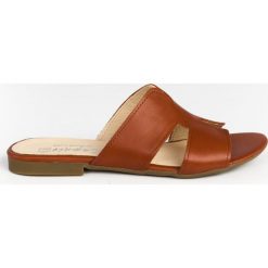Damskie klapki na miękkiej podeszwie - skóra naturalna - model 371 - kolor brązowy (36). Brązowe klapki Zapato, bez wzorów, z jeansu, klasyczne, bez obcasa, na płaskiej podeszwie, bez zapięcia. W wyprzedaży za 269.10 zł.