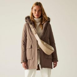 Płaszcz damski przejściowy ocieplany przeciwdeszczowy Sabinka. Brązowe płaszcze Regatta, bez wzorów, z puchu, eleganckie, bez kaptura. W wyprzedaży za 379.99 zł.